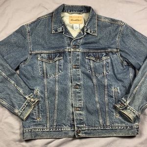 A vintage Levi’s signature Jean jacket  size: XL